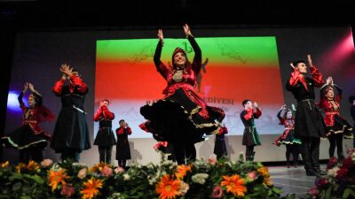 BASAMAK kursiyerleri yıl sonu etkinliğinde sahne aldı. Bayraklı’da sanat dolu