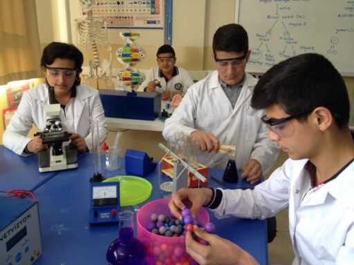 Bayındır Anadolu Lisesi'nin kapatılacağı iddiaları tepki çekti. Öğrenci ve veliler