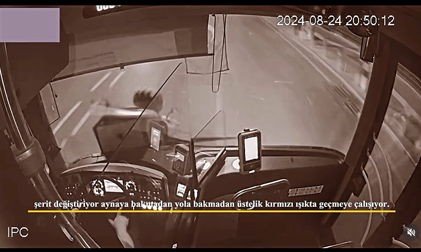İzmir'de bir kuryenin belediye otobüsü kazası sonrası yaşadığını öne sürdüğü