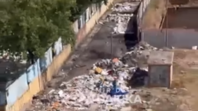 Bornova'daki KYK yurdunda öğrenciler çöp kokusuna tepki gösterdi. Detaylar için