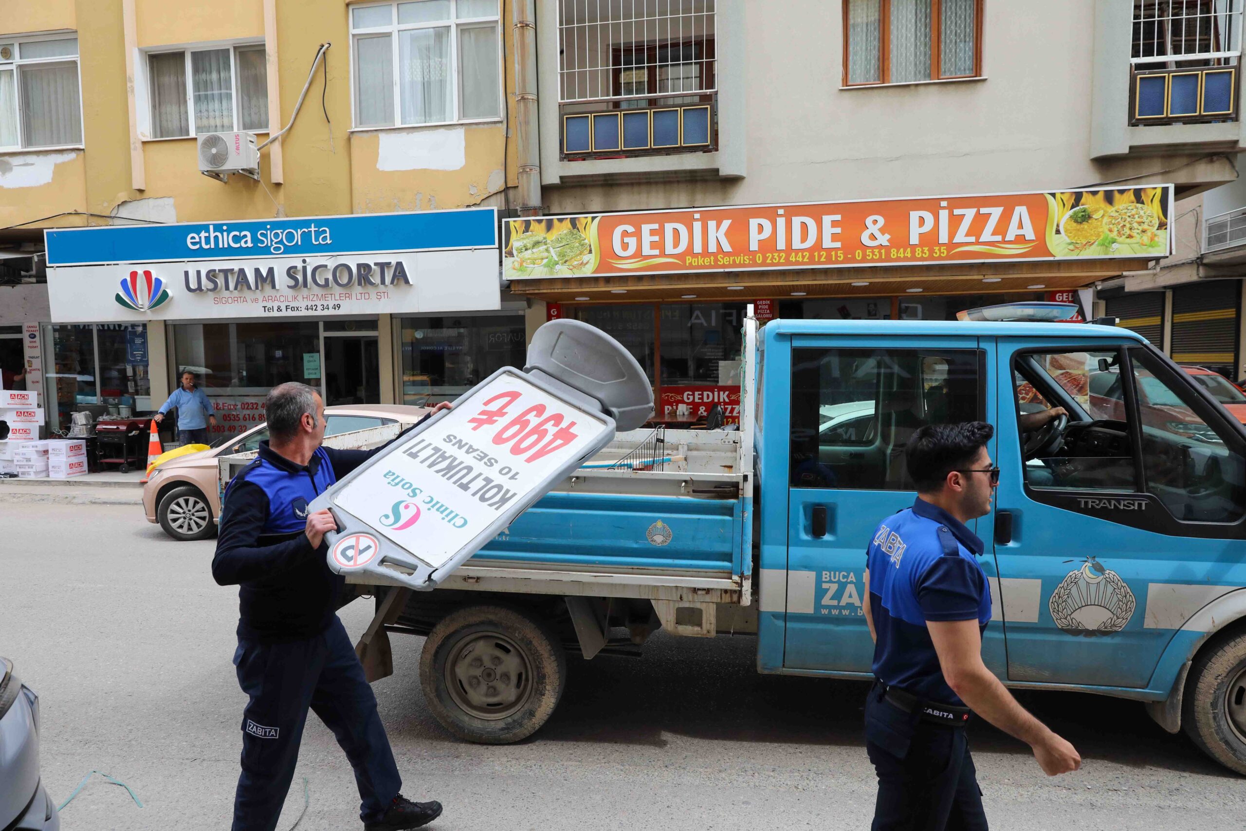 Buca’da kaldırım işgaline karşı operasyon! Cezalar kesildi, işgaller kaldırıldı. Detayları