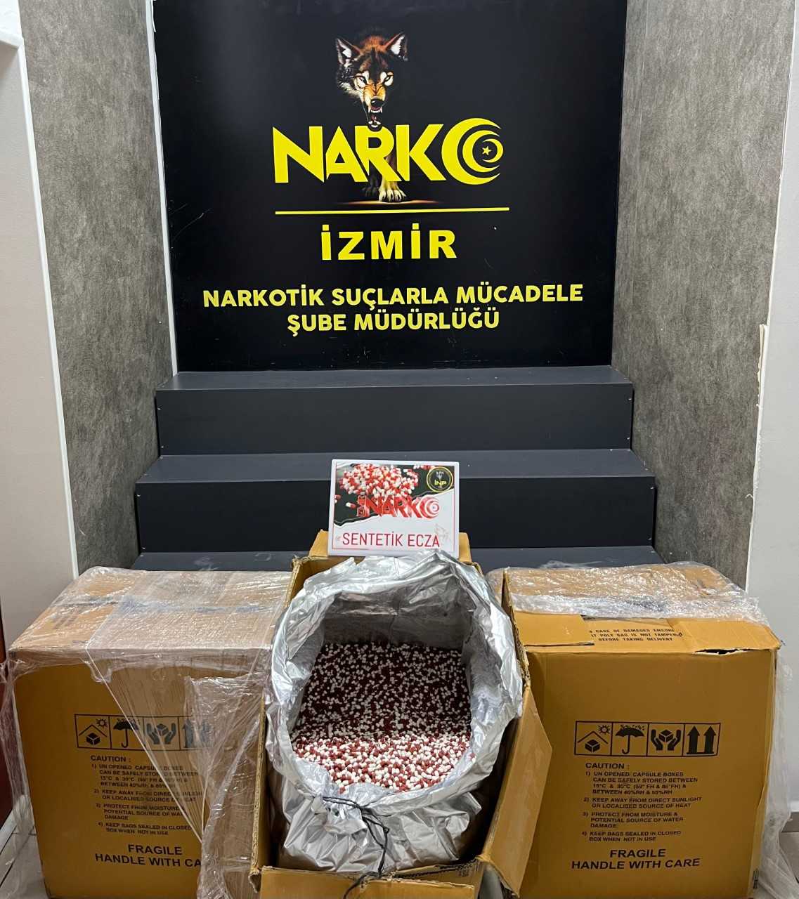 Buca'da düzenlenen operasyonda 300 bin sentetik ecza ele geçirildi. İki