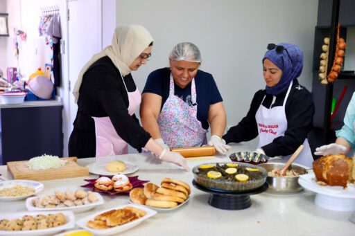 Buca Belediyesi'nin aşçılık ve pastacılık kursları kadınlara meslek kazandırıyor. Yeni
