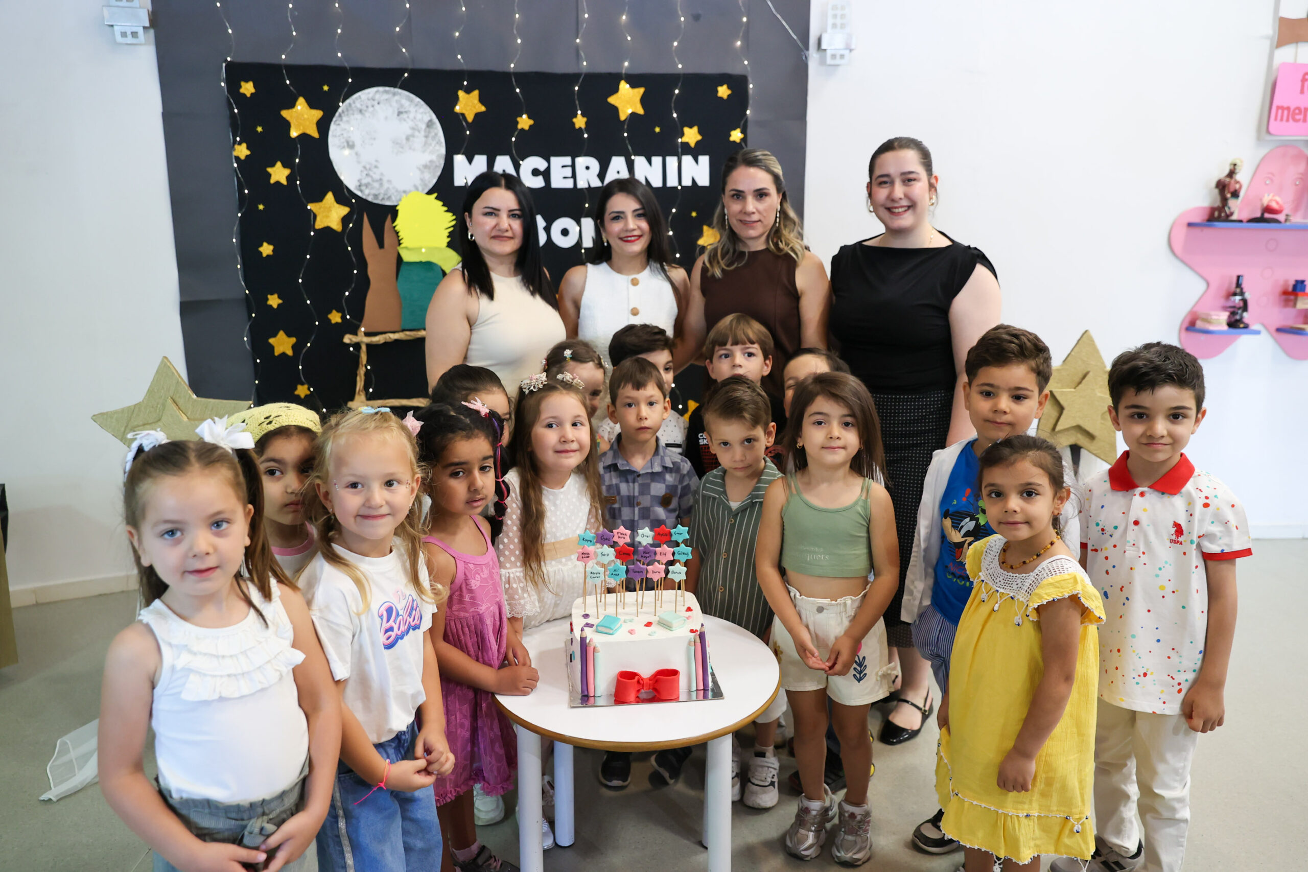Buca Pırlanta Çocuk Merkezleri'nde yıl sonu coşkusu yaşandı. Minikler belgelerini