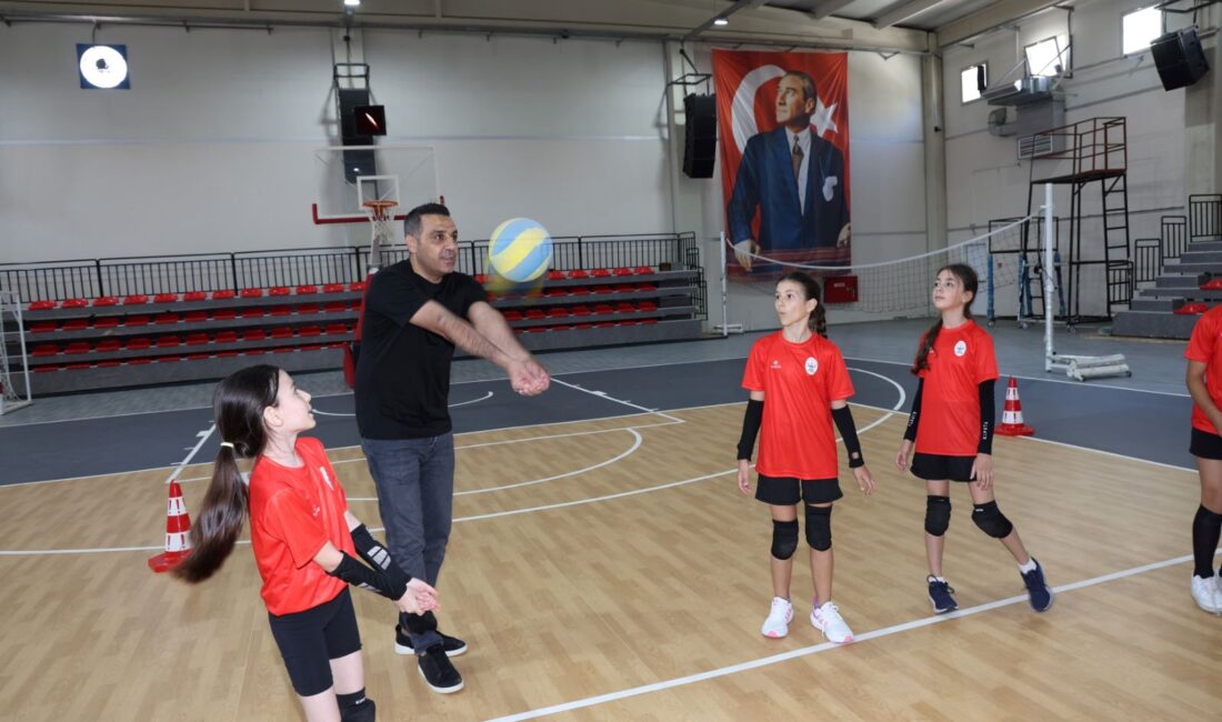 Çiğli Atatürk Spor Salonu yenilendi. Modern zemin, yeni spor alanları