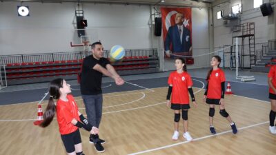 Çiğli Atatürk Spor Salonu yenilendi. Modern zemin, yeni spor alanları