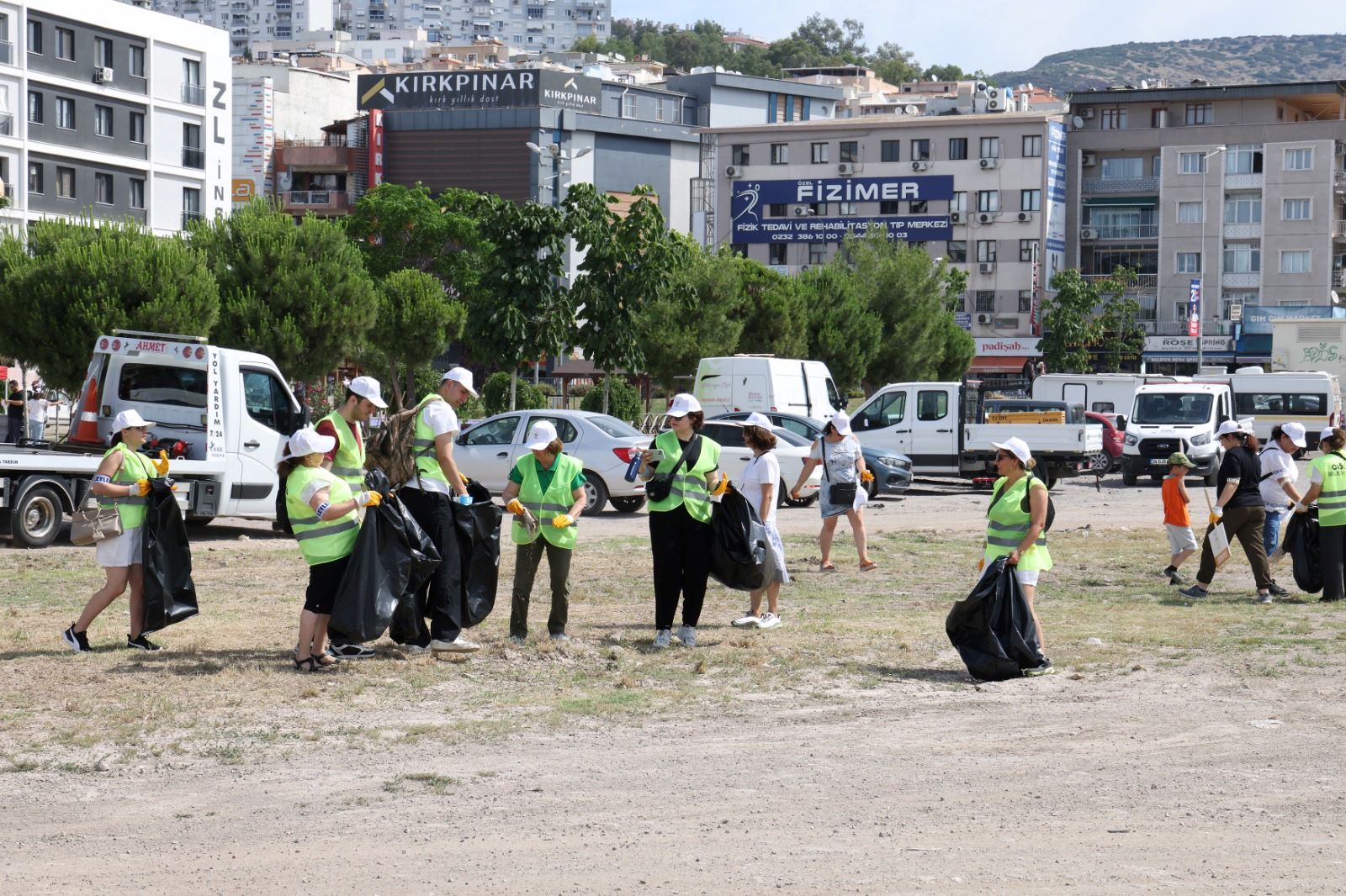 Çiğli’de Dünya Çevre Günü etkinliğinde yüzlerce kişi çevre için buluştu.