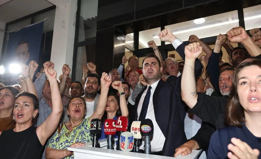 CHP İzmir'de kriz büyüyor. Çağatay Güç'ten sert çıkış: “Burada yatıp