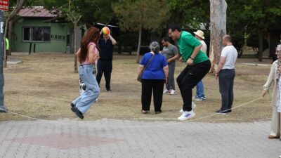 Menderes Belediyesi’nin düzenlediği Engelli Pikniği’nde özel bireyler ve aileleri unutulmaz