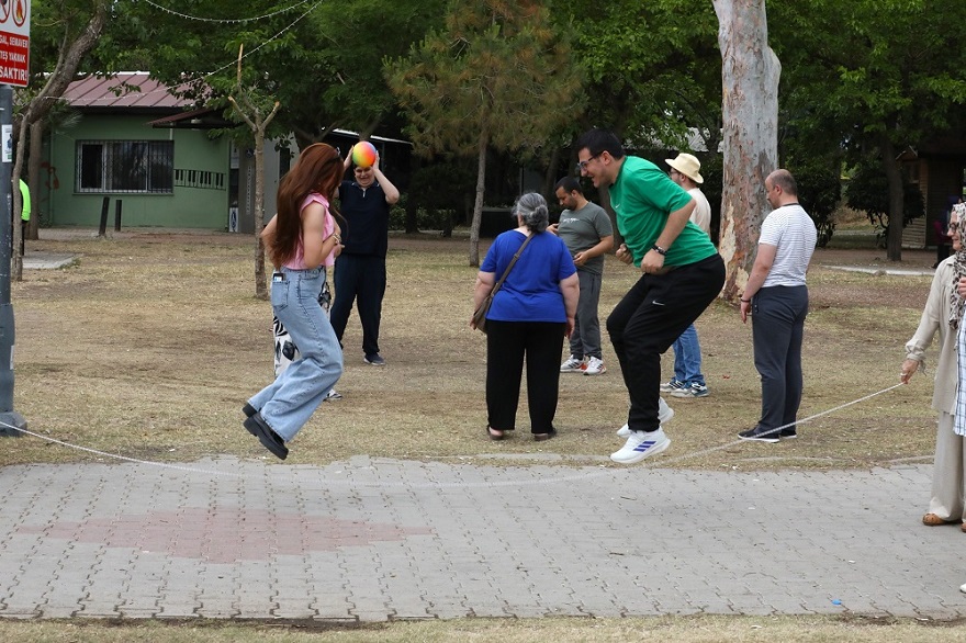 Engelli Pikniği’nde Duygu Dolu Anlar! Menderes’te Yüzler Güldü Menderes Belediyesi’nin düzenlediği Engelli Pikniği’nde özel bireyler ve aileleri unutulmaz