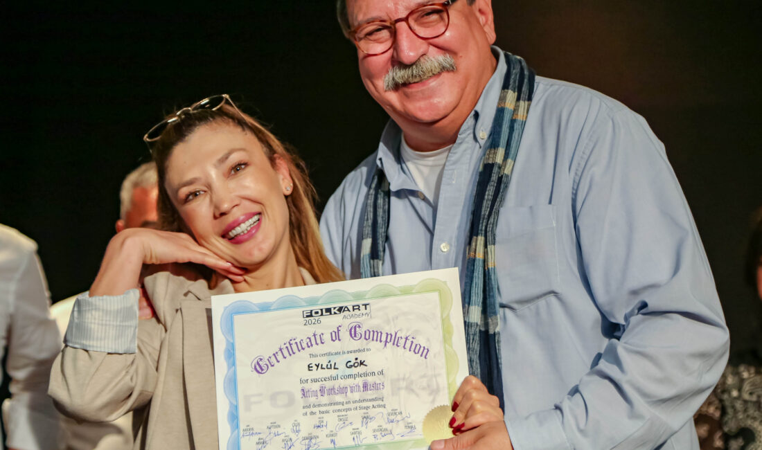 Folkart Academy’de mezuniyet heyecanı yaşandı. Sanat eğitimi alan kursiyerler sertifikalarını