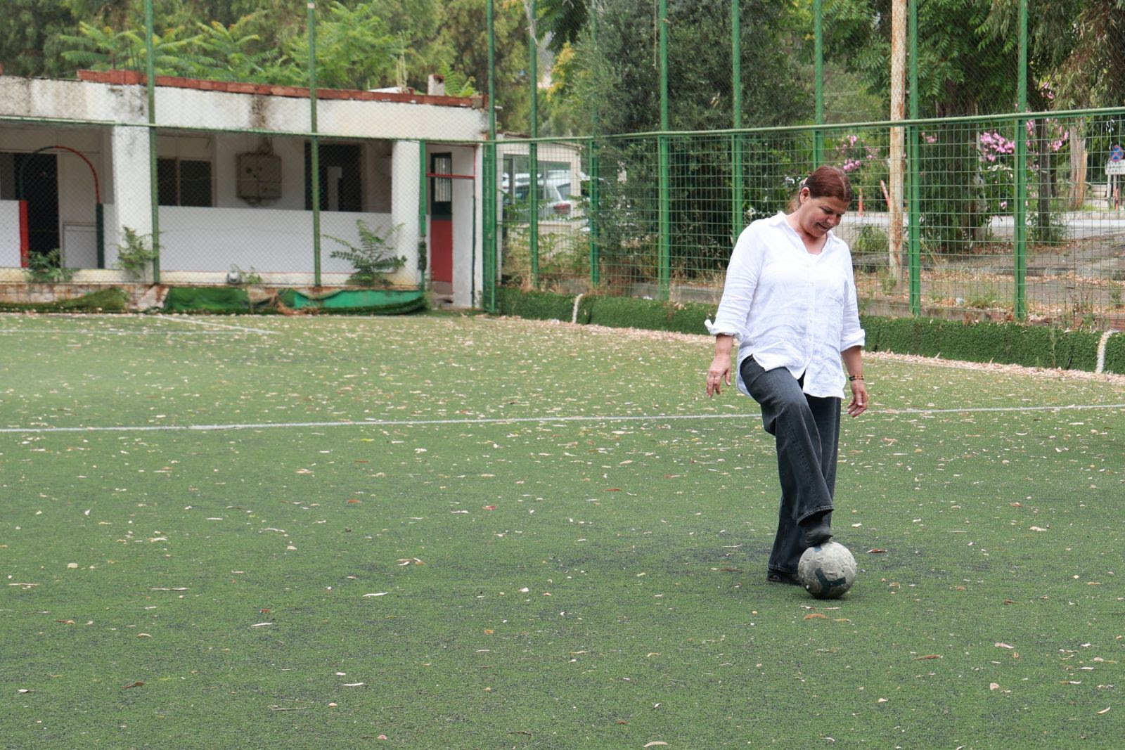 Foça Belediyespor'a devredilecek halı saha, gençler için yeni spor merkezi