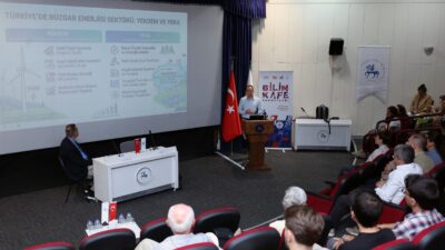 Geleceğin Meslekleri DEÜ'de konuşuldu! Enerjide yeni kariyer fırsatlarını kaçırmayın.