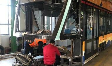 İzmir Metro hasarlı araçlarını kendi ekipleriyle onarıyor. Tasarruf ve yerli