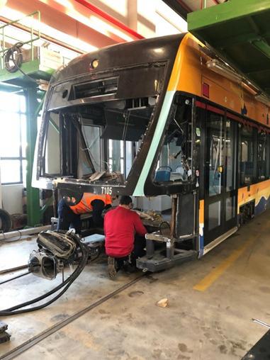 İzmir Metro hasarlı araçlarını kendi ekipleriyle onarıyor. Tasarruf ve yerli