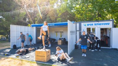 İzmir'deki ücretsiz spor istasyonları yoğun ilgi görüyor. Açık havada sporun