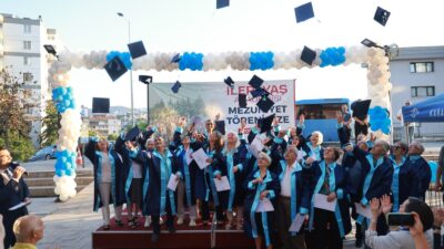 Karabağlar'da 60 yaş üstü kursiyerler mezun oldu. Duygulandıran kep töreninin