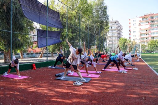 Karşıyaka Belediyesi, 29 Haziran'da ücretsiz sabah sporu etkinliklerini başlatıyor. Yoga,