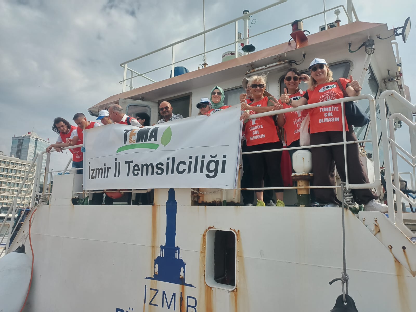 Körfez temizliği için TEMA gönüllüleri sahaya indi. İzmir Körfezi’nde çevre