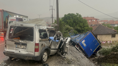 Kula'da üç aracın karıştığı zincirleme kazada 2 kişi öldü, 4