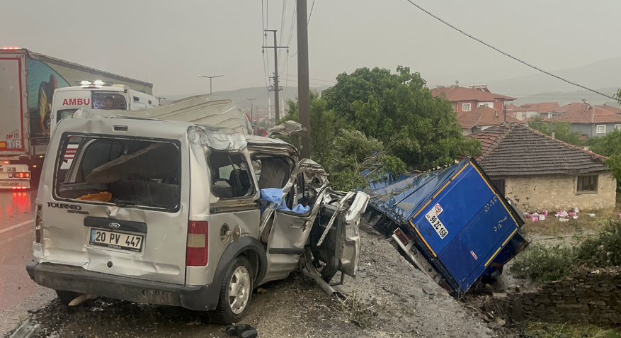 Kula'da üç aracın karıştığı zincirleme kazada 2 kişi öldü, 4