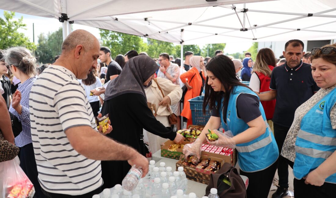 Menemen Belediyesi YKS sabahında öğrenci ve velilere destek oldu. Detayları