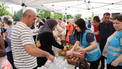 Menemen Belediyesi YKS sabahında öğrenci ve velilere destek oldu. Detayları
