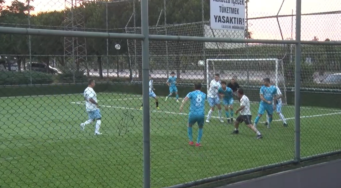 İAOSB Cup Yarı Final: Norm Holding Finale Gol Yağmuruyla Yürüdü İAOSB Cup'ta Norm Holding, İAOSB'yi 13-2 yenerek finale çıktı. İşte