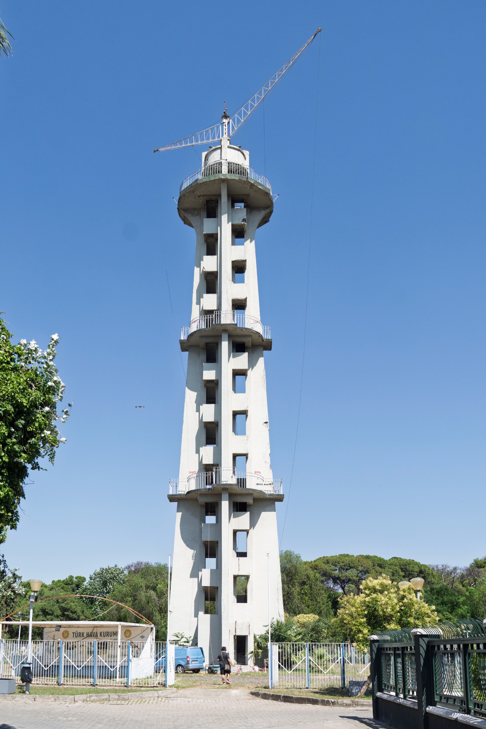 Paraşüt Kulesi restorasyonu başladı. İzmir'in tarihi simgesi bilimsel çalışmalarla yeniden