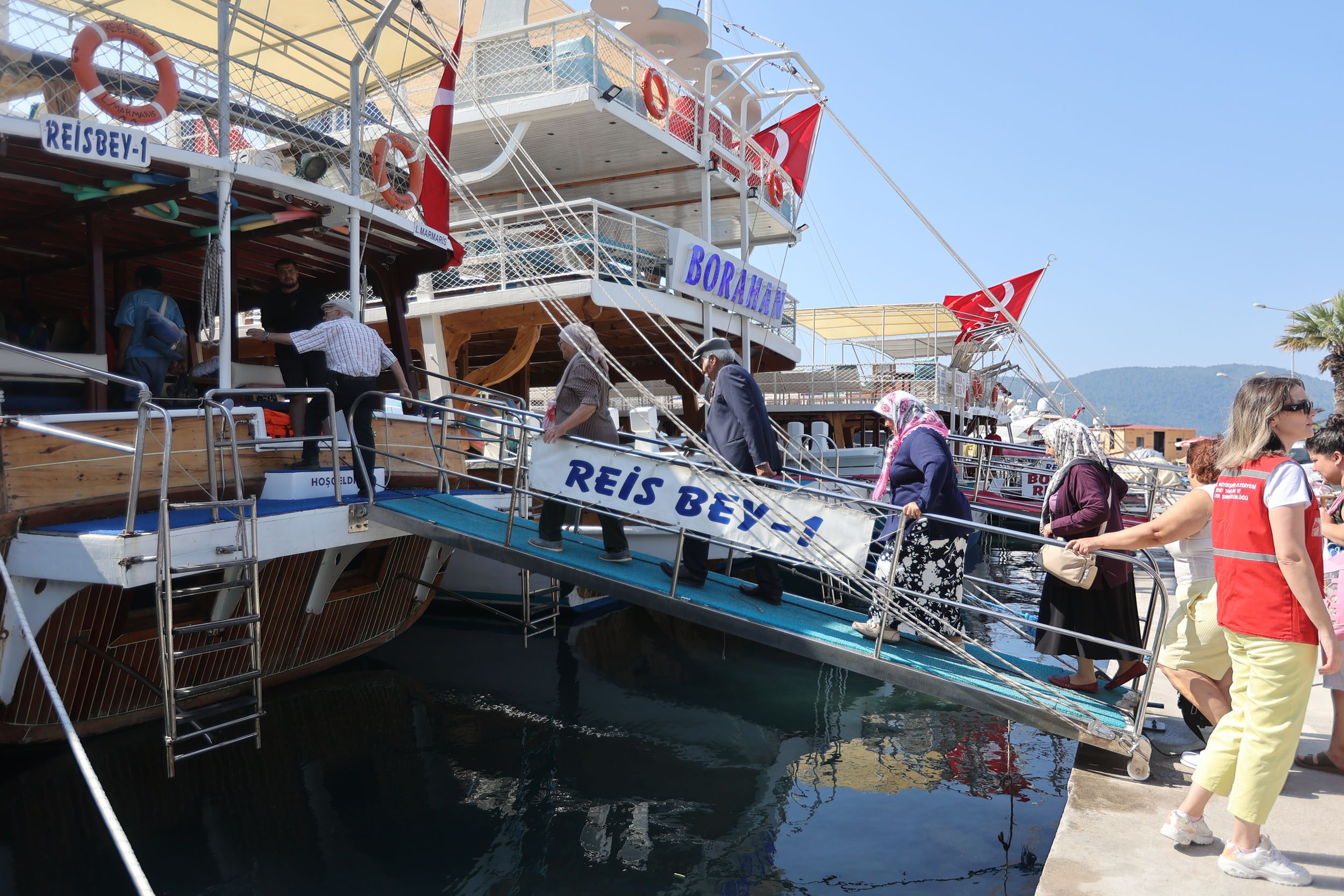 Şehit aileleri ve gaziler Muğla'nın eşsiz koylarında buluştu. Duygu dolu
