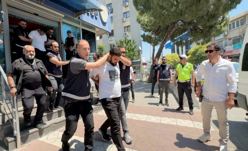 Söke Yasak Aşk Cinayetinde Yeni Gelişme! Katil Zanlısı Adliyede Söke çifte cinayetinde firari zanlı yakalandı. Yurt dışına kaçacağı iddia