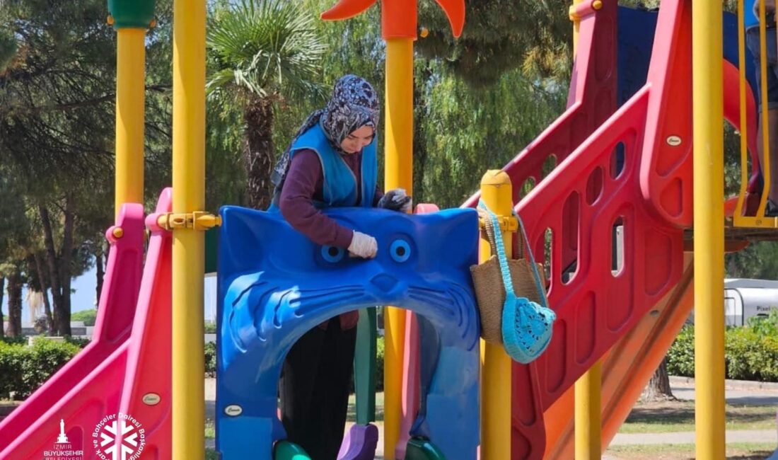 Temiz Park etkinliğiyle İzmir’de gönüllüler parkları temizledi, çocuk oyun alanlarını