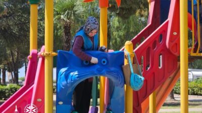 Temiz Park etkinliğiyle İzmir’de gönüllüler parkları temizledi, çocuk oyun alanlarını
