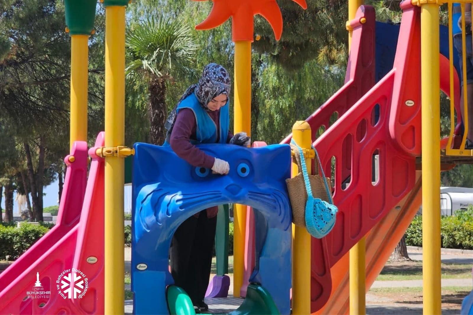 Temiz Park etkinliğiyle İzmir’de gönüllüler parkları temizledi, çocuk oyun alanlarını
