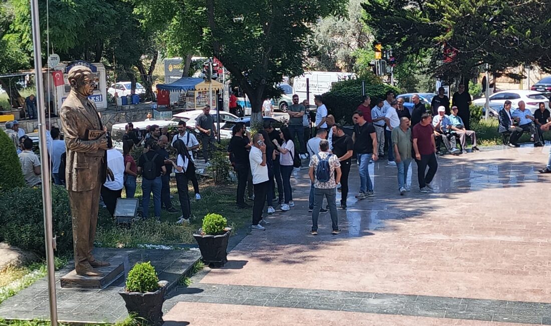 İzmir Buca Belediyesi Önünde Gergin Bekleyiş! Cemil Tugay Sahada Buca Belediyesi başkan vekili seçimi öncesi belediye önünde hareketli saatler!