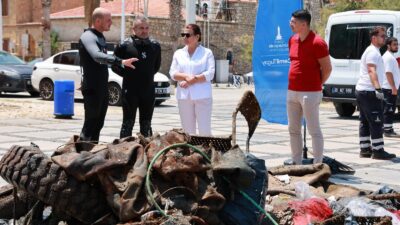 Yeni Foça’da deniz temizliğinde çıkan atıklar şaşkına çevirdi. İşte çevre