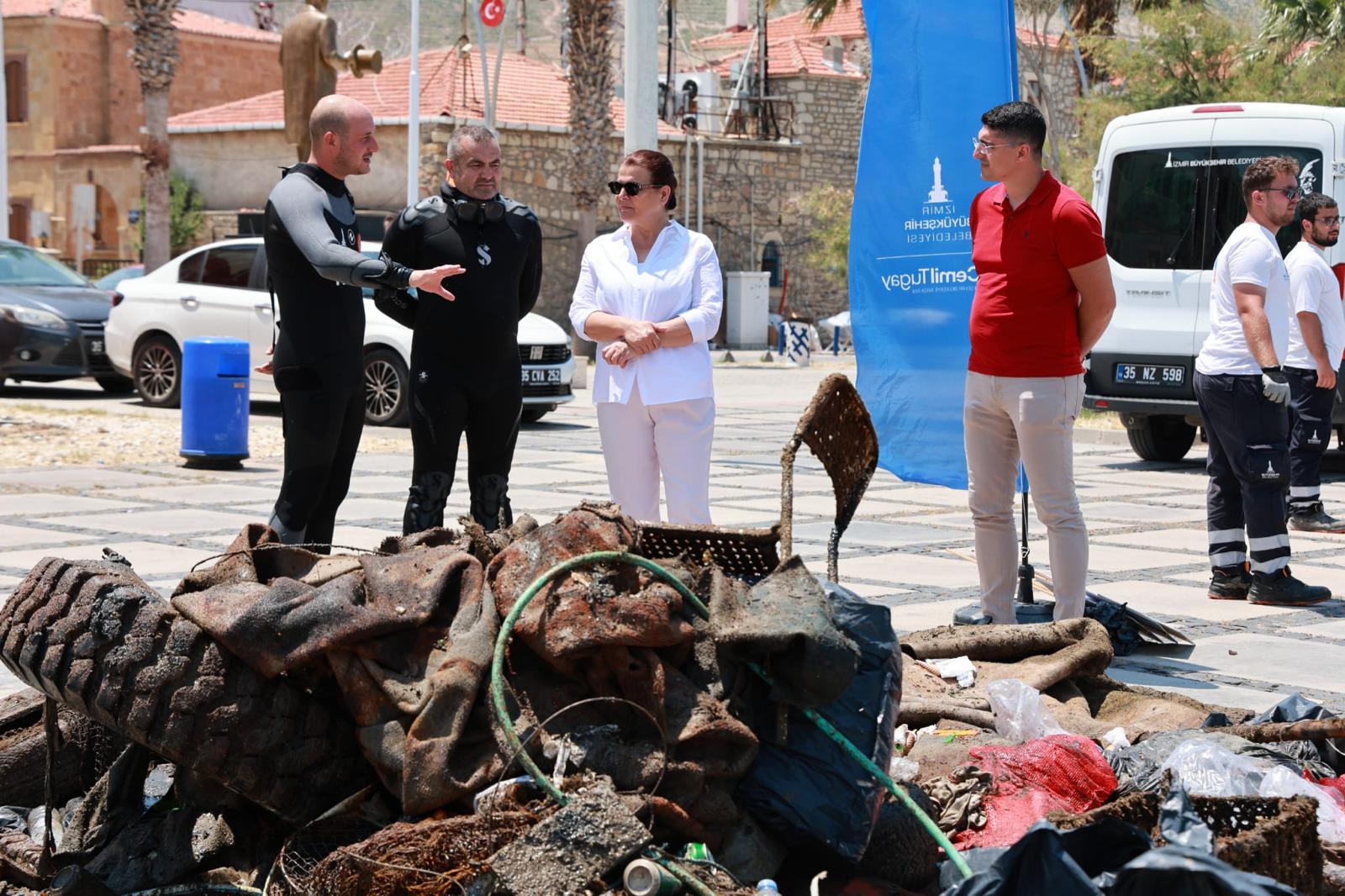 Yeni Foça’da deniz temizliğinde çıkan atıklar şaşkına çevirdi. İşte çevre