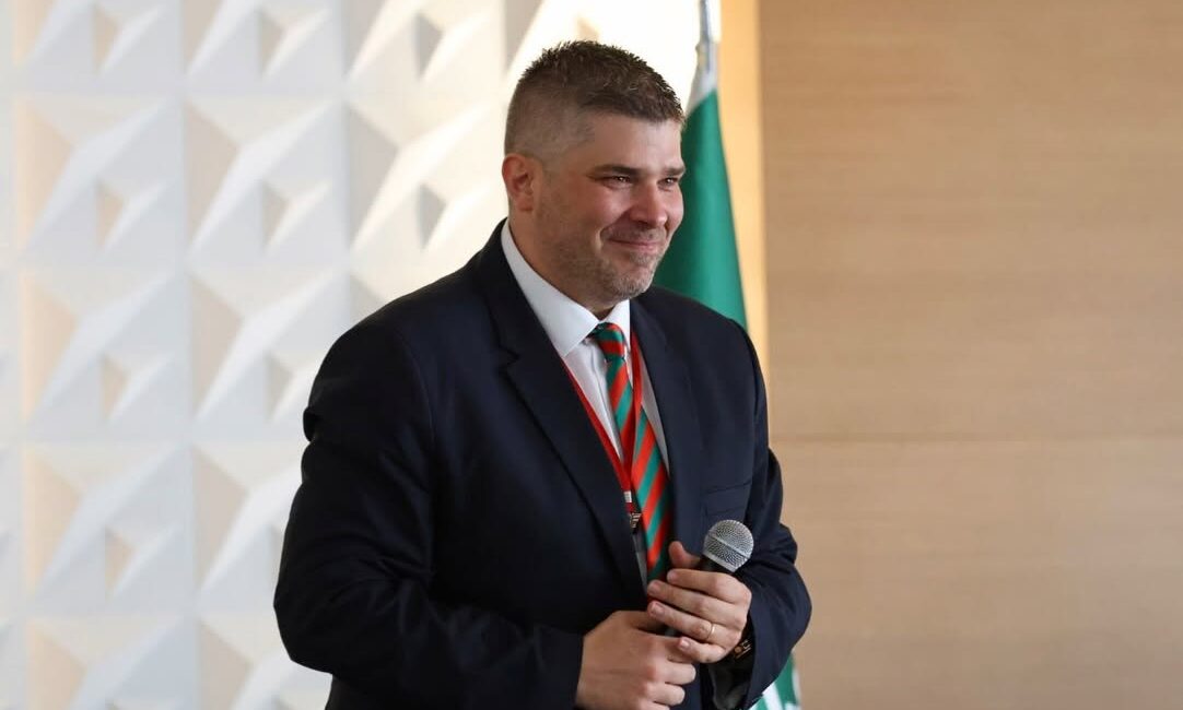 Yiğit Tusder Dönemi Başladı! Karşıyaka’da Yeni Sayfa Açıldı Yiğit Tusder oy birliğiyle Karşıyaka Başkanı seçildi. Stat, tesis ve