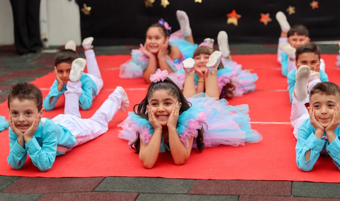 Buca'da Çınar Anaokulları mezuniyet töreninde minikler ilk diplomalarını aldı. Duygu