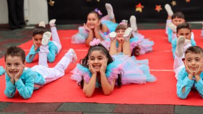 Buca'da Çınar Anaokulları mezuniyet töreninde minikler ilk diplomalarını aldı. Duygu