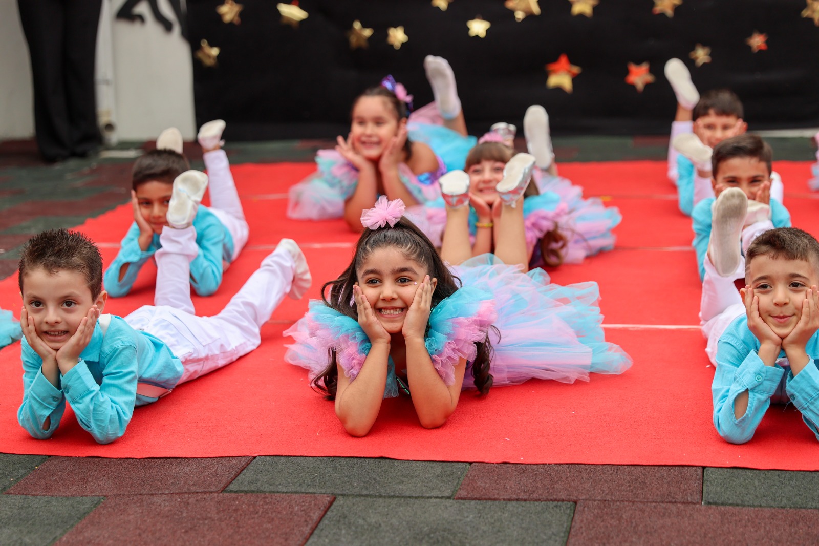 Buca'da Çınar Anaokulları mezuniyet töreninde minikler ilk diplomalarını aldı. Duygu