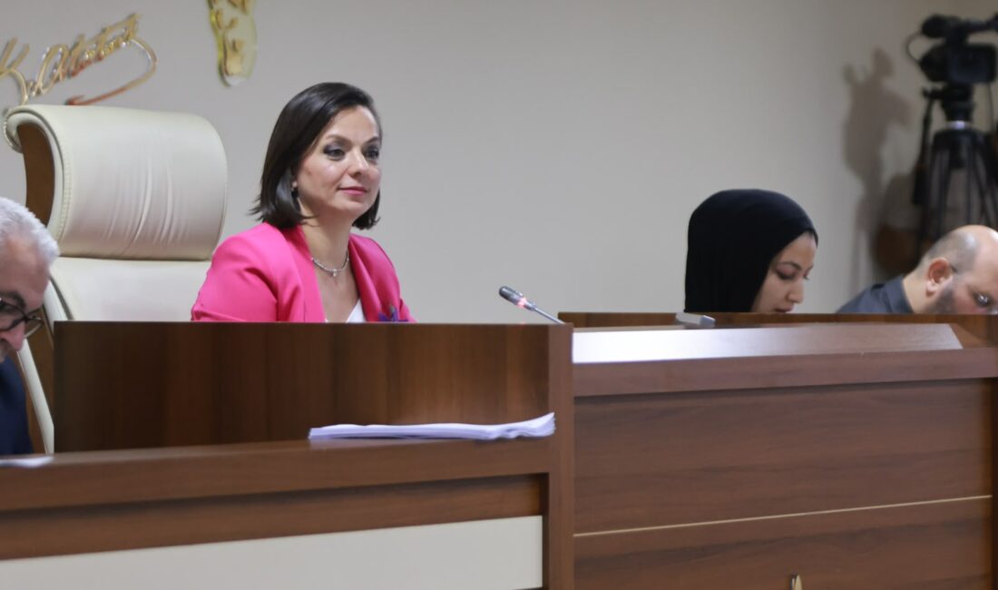 Karabağlar Belediyesi Haziran ayı meclisinde tansiyon yükseldi. Başkan Kınay, kentsel