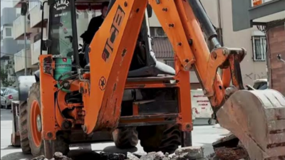 Balçova Belediyesi, 3. etap asfaltlama çalışmaları kapsamında Çamlıca Sokak'ta altyapı