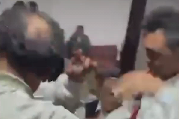 Karabük Ovacık'ta AK Partili belediye başkanı ve yöneticilerin katıldığı, silahların