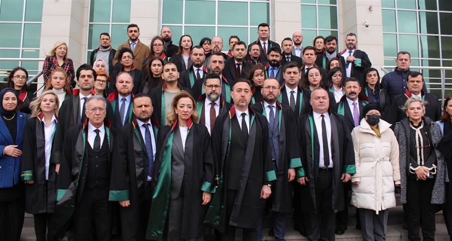 HSK Yaz Kararnamesi Sonrası İzmir Barosu’ndan Salvolar: “Bu Algı Bile Başlı Başına Bir Sorun!” İzmir Barosu, HSK'nın 2026 yaz kararnamesine çok sert tepki gösterdi: