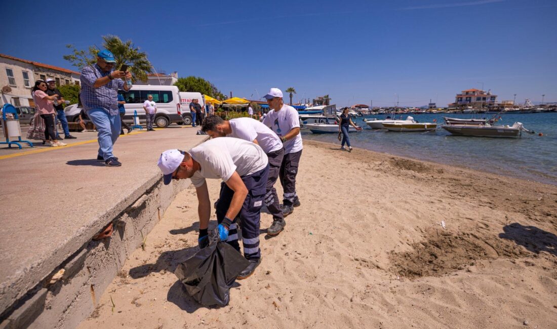 İzmir Büyükşehir Belediyesi öncülüğünde Karaburun Kocakum Plajı'nda yapılan temizlikte denizden