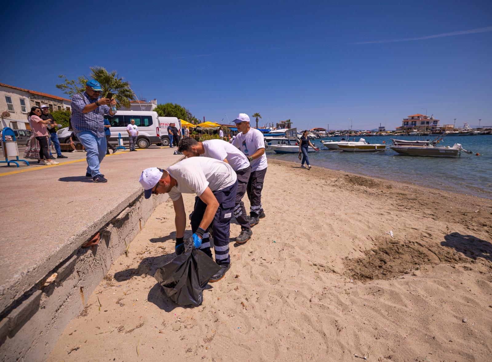 İzmir Büyükşehir Belediyesi öncülüğünde Karaburun Kocakum Plajı'nda yapılan temizlikte denizden