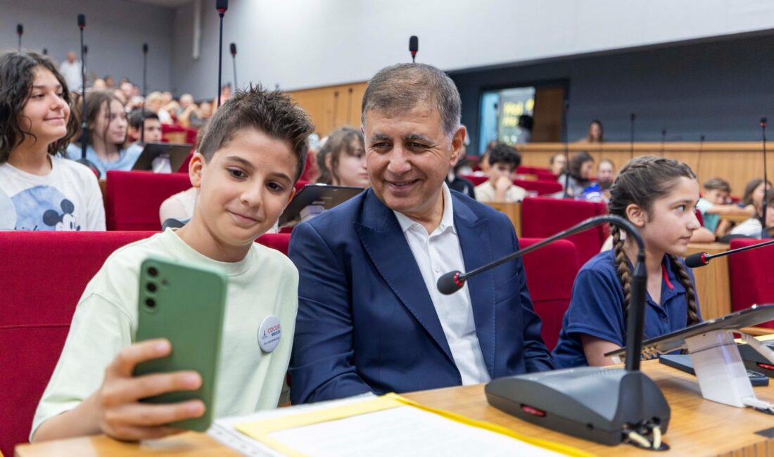 İzmir Çocuk Meclisi bir yıllık dönemini tamamladı; Başkan Cemil Tugay