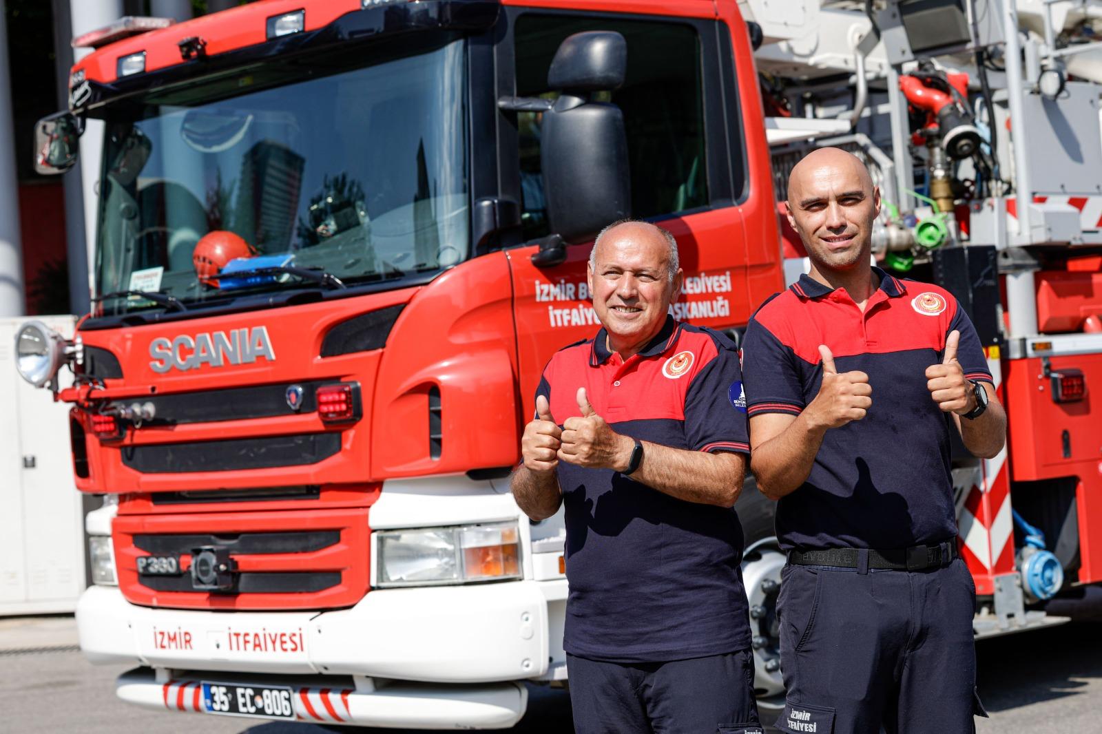 İzmir İtfaiyesi'nde baba ve oğul aynı üniformayla ateşe karşı omuz