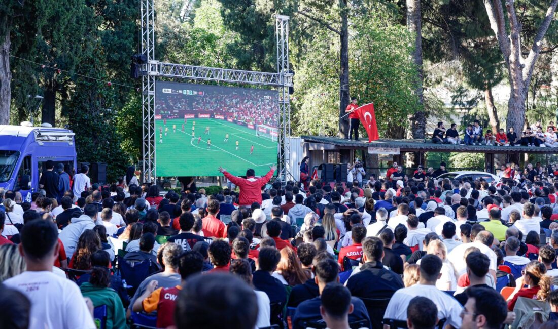 İzmir Meydanları Sabah 07.00’de İnledi! Dünya Kupası Heyecanında Üzen Başlangıç 2026 Dünya Kupası coşkusu İzmir meydanlarında dev ekranlarla başladı! Avustralya
